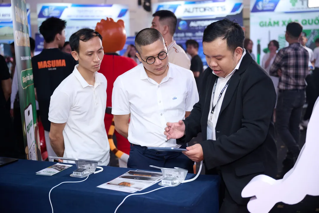 Các khách mời ghé thăm và trải nghiệm sản phẩm tại khu vực trưng bày của DUMUC