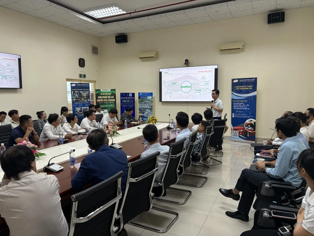 Đại diện DUMUC giới thiệu hệ sinh thái phần mềm quản trị ô tô đến các doanh nghiệp hội viên SAE